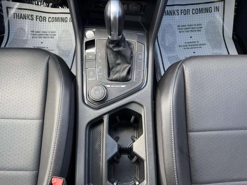 Used 2018 Volkswagen Tiguan SE AWD/4WD image 27