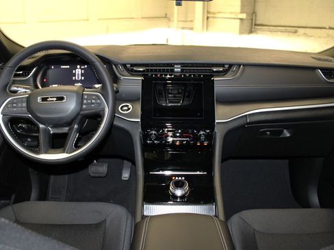 New 2025 Jeep Grand Cherokee Laredo w/ Luxury Tech Group I image 9