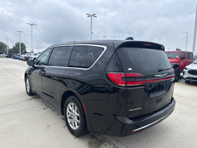 Used 2025 Chrysler Pacifica Select FWD image 5