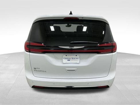 Used 2025 Chrysler Pacifica Select image 21