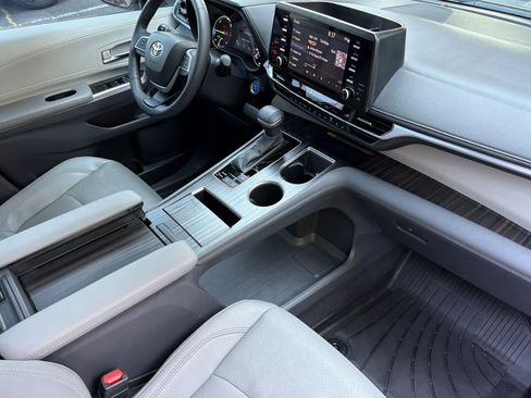 Used 2024 Toyota Sienna Limited AWD/4WD image 19