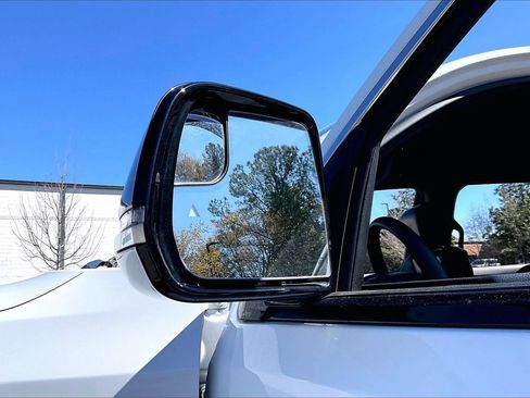 Certified 2024 Jeep Wagoneer L Series II w/ Flexible Seating Group image 29