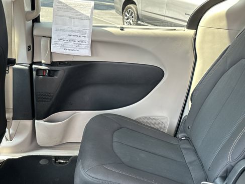 Used 2020 Chrysler Pacifica Touring image 24