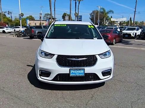 Used 2024 Chrysler Pacifica Touring-L image 3