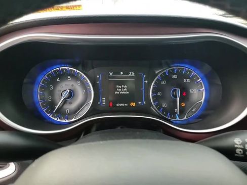 Used 2019 Chrysler Pacifica Touring-L image 18