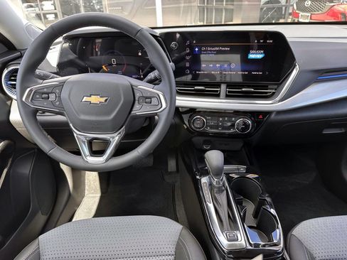 Used 2024 Chevrolet Trax LT w/ Sunroof Package FWD image 15
