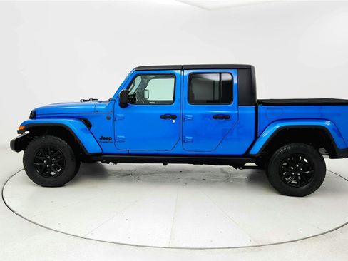 Used 2022 Jeep Gladiator Sport AWD/4WD image 2