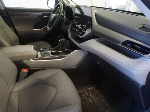 Certified 2025 Toyota Highlander Limited AWD/4WD image 24