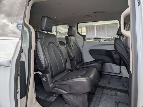 Used 2023 Chrysler Pacifica Touring-L FWD image 12