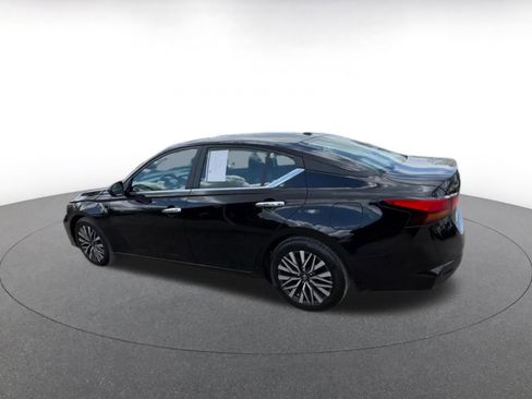 Used 2025 Nissan Altima 2.5 SV FWD image 10