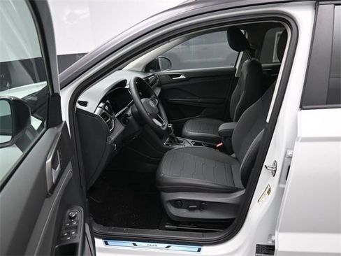 New 2026 Volkswagen Taos SE image 9
