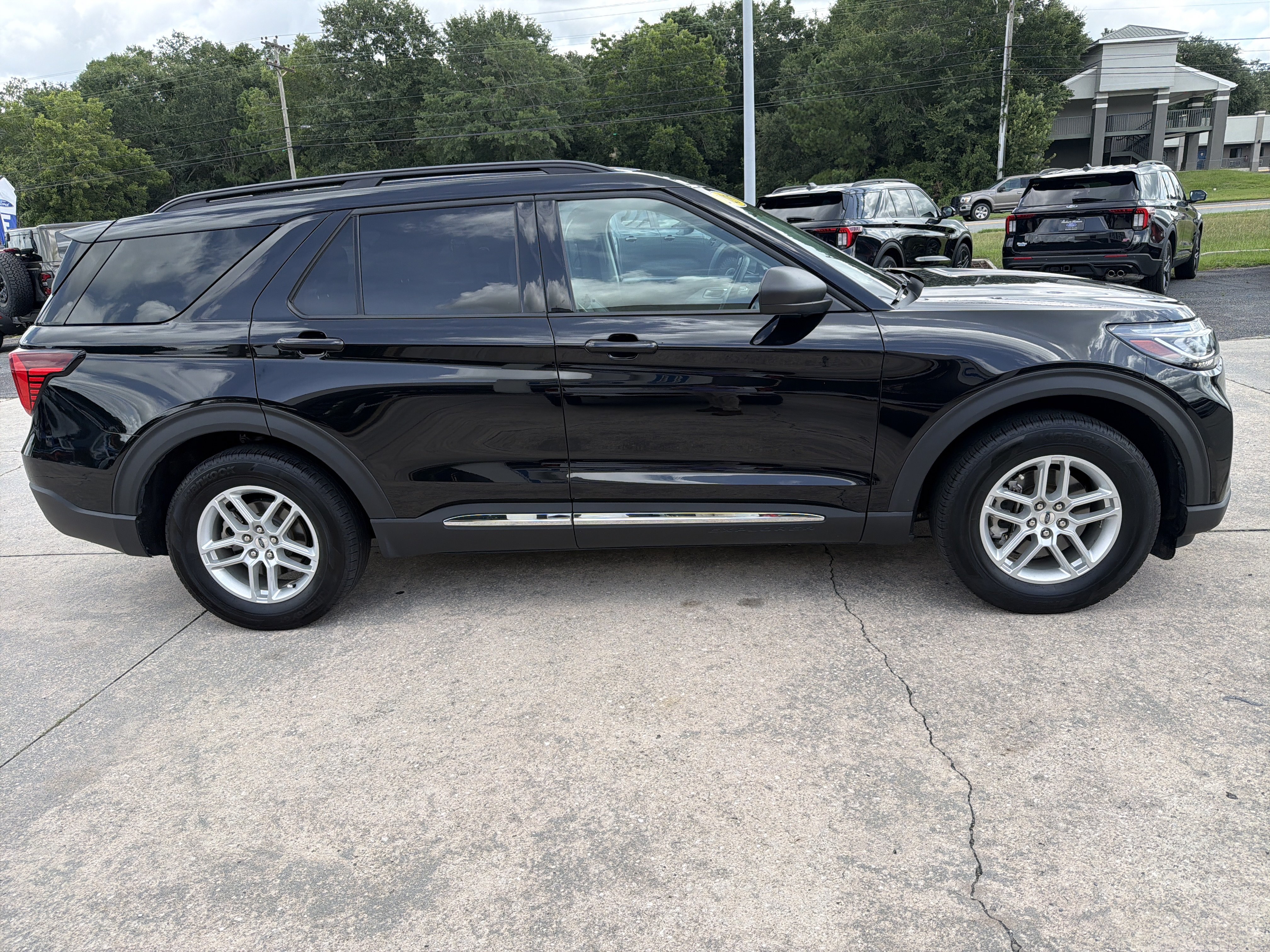 Used 2025 Ford Explorer Active w/ Active Comfort Package RWD image 5