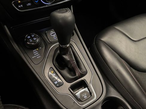 Used 2019 Jeep Cherokee Trailhawk w/ Comfort/Convenience Group AWD/4WD image 16