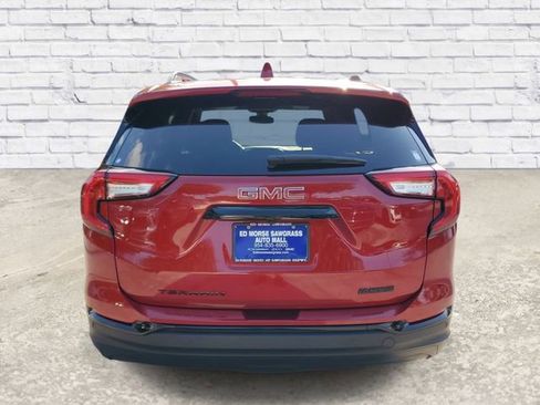 Used 2023 GMC Terrain SLE w/ Driver Convenience Package FWD image 3