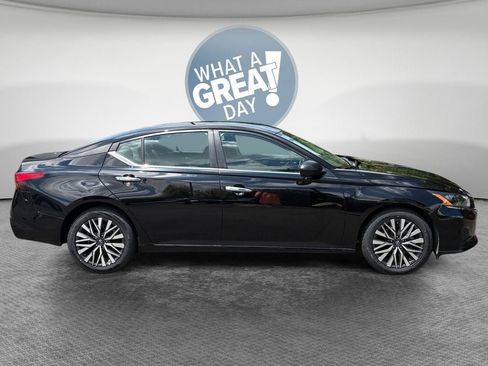 Used 2025 Nissan Altima 2.5 SV FWD image 2