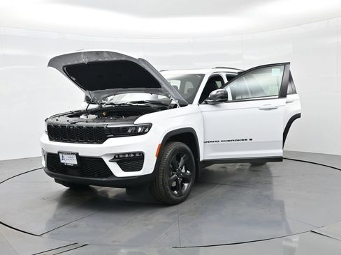 New 2025 Jeep Grand Cherokee Limited w/ Luxury Tech Group II image 34