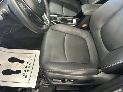 Used 2022 Toyota Corolla Cross XLE w/ Convenience Package AWD/4WD image 22