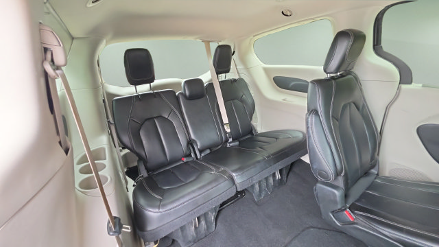 Used 2023 Chrysler Pacifica Touring-L FWD image 15