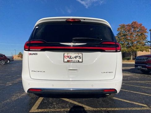 Used 2024 Chrysler Pacifica Limited image 10