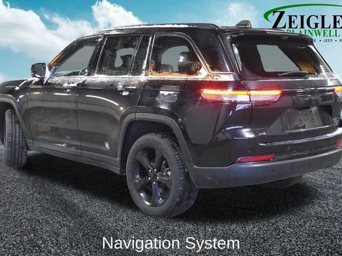 Used 2023 Jeep Grand Cherokee Limited w/ Luxury Tech Group II image 2