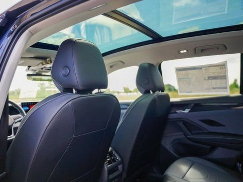 Used 2025 Volkswagen Tiguan SE w/ Panoramic Sunroof Package image 24