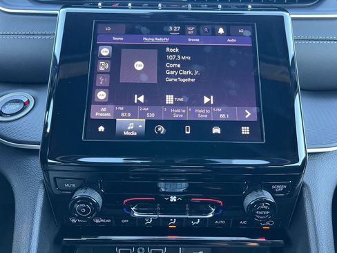 New 2025 Jeep Grand Cherokee Laredo image 8