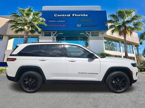 Certified 2025 Jeep Grand Cherokee Altitude AWD/4WD image 4