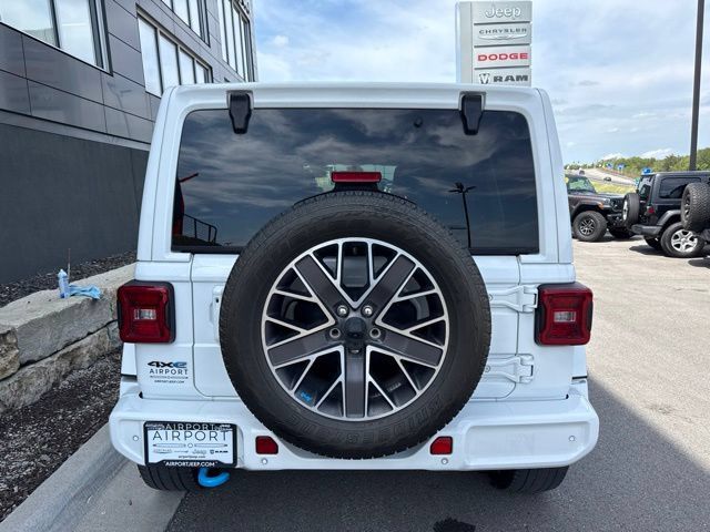 Used 2022 Jeep Wrangler Unlimited Sahara AWD/4WD image 4