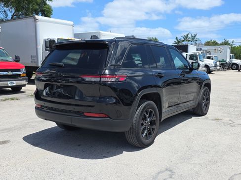 Used 2024 Jeep Grand Cherokee Altitude image 7