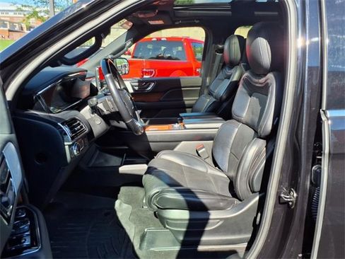 Used 2019 Lincoln Navigator Reserve image 14