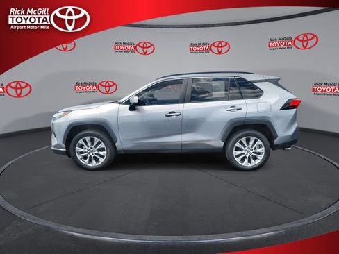 Used 2022 Toyota RAV4 XLE Premium FWD image 5
