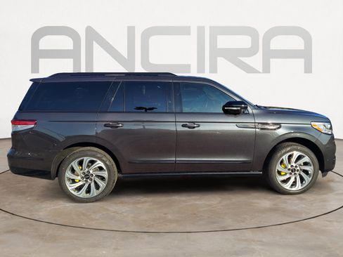 Used 2024 Lincoln Navigator Premiere AWD/4WD image 11
