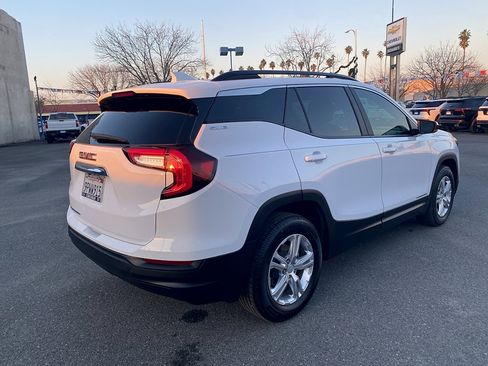 Used 2022 GMC Terrain SLE w/ Driver Convenience Package FWD image 7