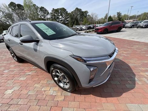 Used 2025 Chevrolet Trax LT w/ Driver Confidence Package image 38