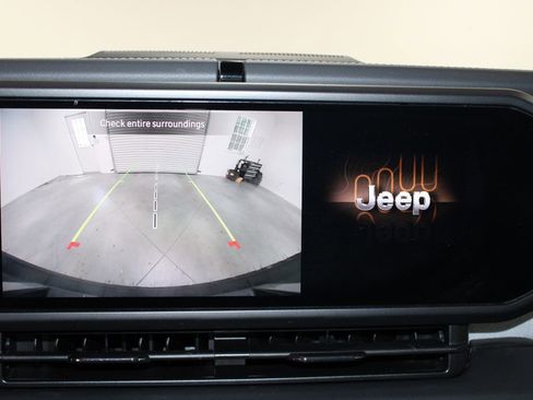Used 2025 Jeep Wrangler Unlimited Sahara AWD/4WD image 49