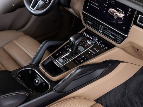 Certified 2023 Porsche Cayenne GTS AWD/4WD image 32