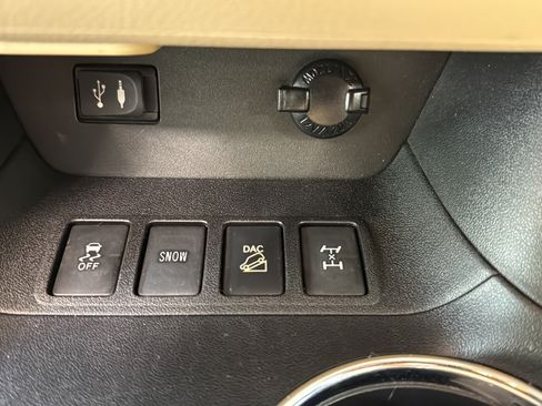Used 2014 Toyota Highlander Limited AWD/4WD image 30