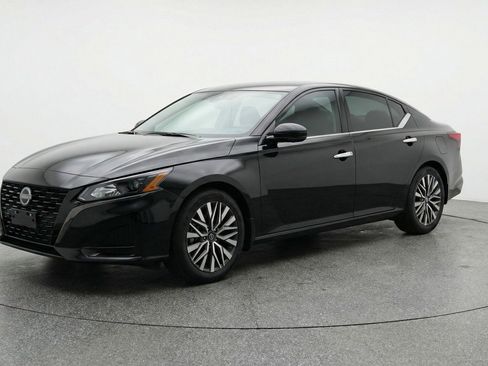 Used 2025 Nissan Altima 2.5 SV image 3