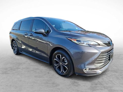Used 2025 Toyota Sienna Platinum AWD/4WD image 3