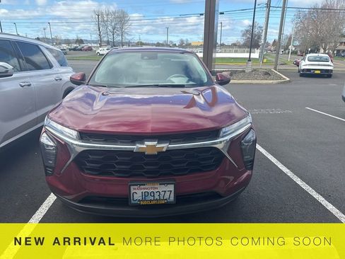 Used 2024 Chevrolet Trax LS w/ LS Convenience Package image 2