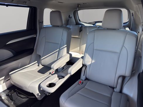Used 2019 Toyota Highlander XLE image 14