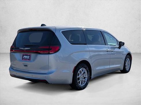 Used 2024 Chrysler Pacifica Touring-L image 5