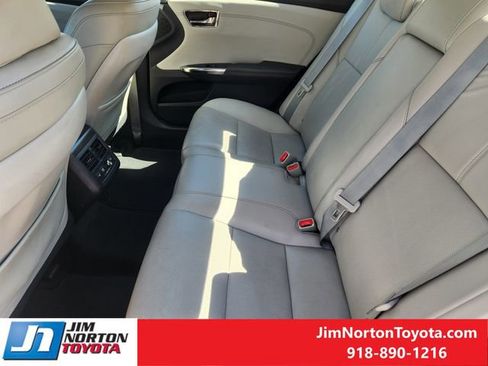 Used 2018 Toyota Avalon Limited image 32