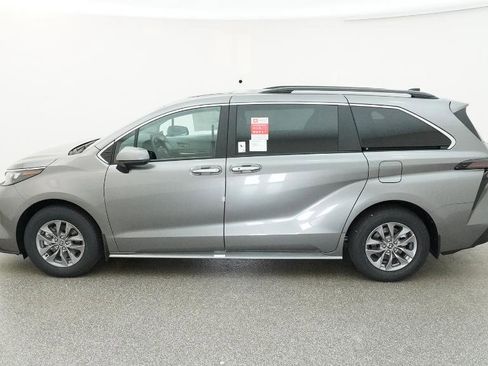 New 2026 Toyota Sienna XLE image 6