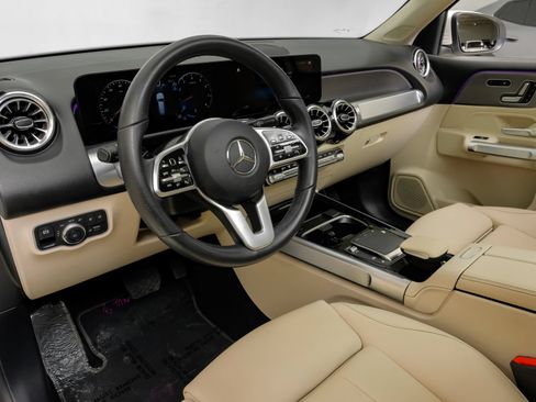 Used 2023 Mercedes-Benz GLB 250 4MATIC w/ Premium Package image 3