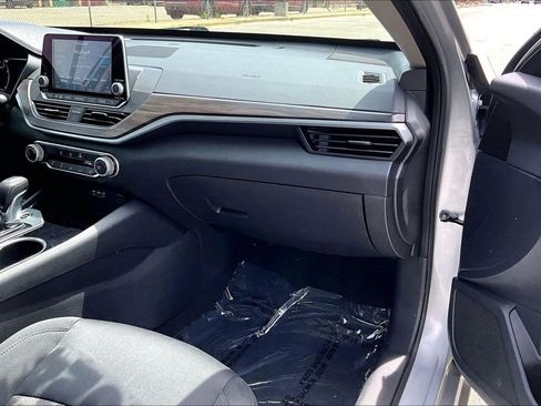 Used 2024 Nissan Altima 2.5 SV FWD image 15