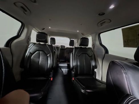Used 2024 Chrysler Pacifica Touring-L FWD image 29