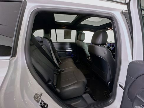 Used 2025 Mercedes-Benz GLB 250 4MATIC image 30