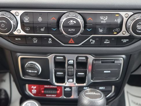 Used 2024 Jeep Gladiator Mojave AWD/4WD image 16
