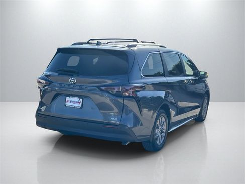 Used 2025 Toyota Sienna XLE w/ XLE Plus Package image 5